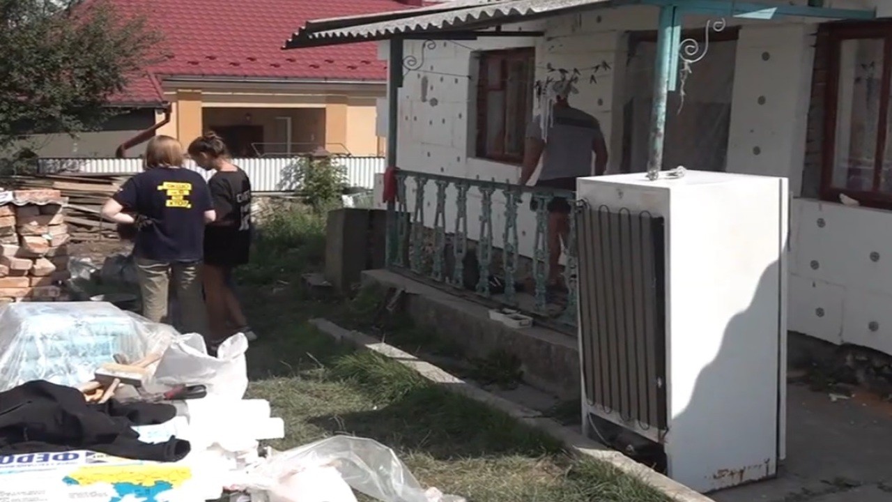 У Збаражі волонтери добудовують будинок багатодітної сім’ї