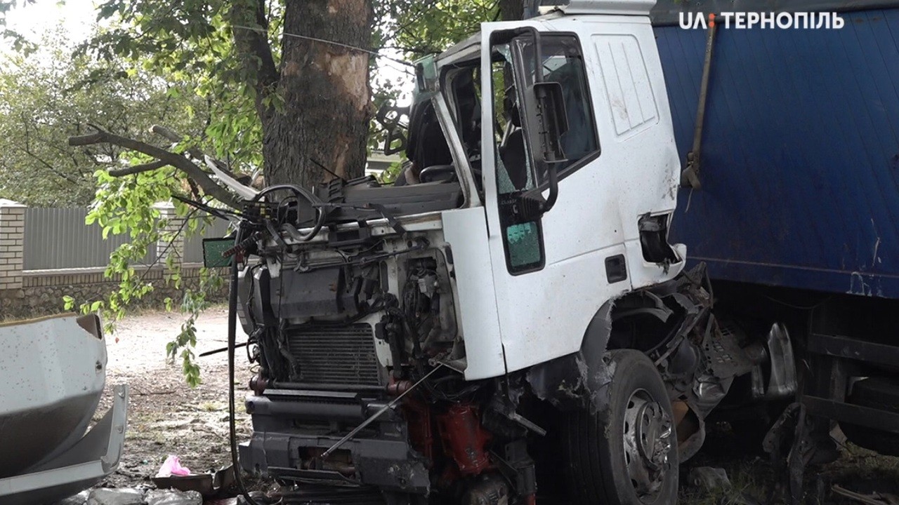 Один водій загинув та один травмувався внаслідок аварії поблизу села Озерна