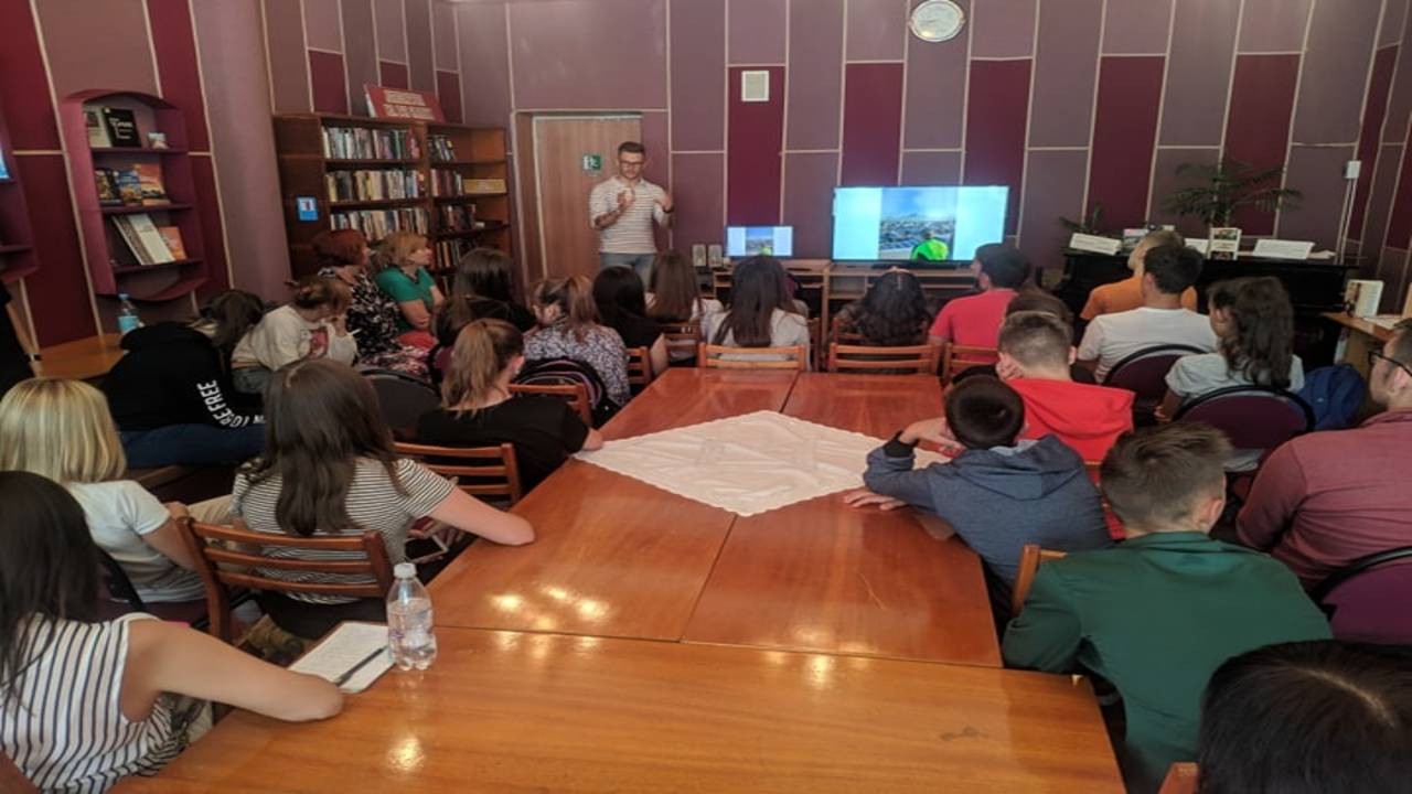 У Тернопільській дитячій бібліотеці організували зустріч з блогером-мандрівником