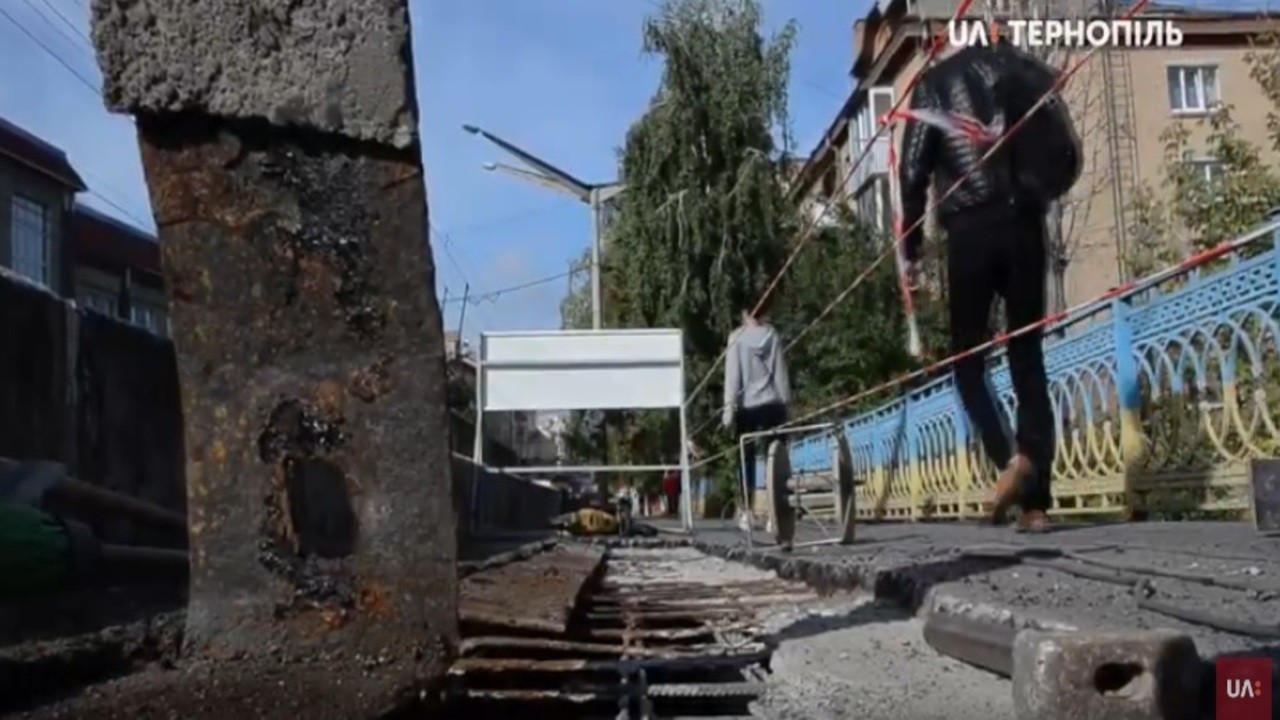 Почали ремонтувати тротуар на мосту на Руській у Тернополі
