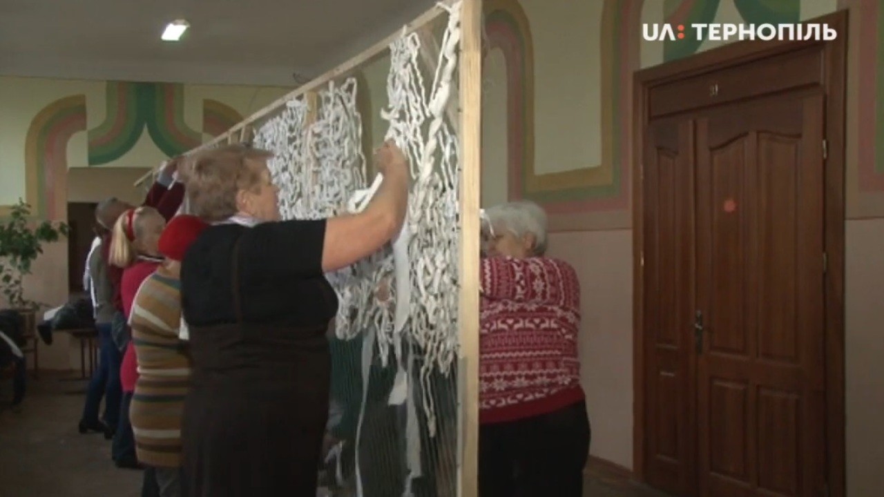 У Тернополі пенсіонери і школярі плетуть маскувальні сітки