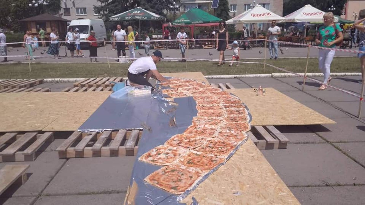 Рекорд України «Найбільша кругла піца» встановили у Чорткові