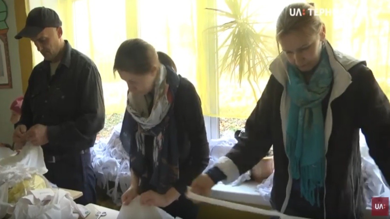 Волонтери Тернопільського добровольчого загону плетуть маскувальні сітки